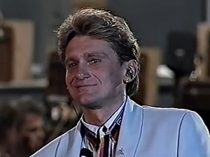 "I Am From Austria" live 1992. Mindestens genau so schön soll es am Sonntag wieder werden: „Rainhard Fendrich symphonisch“ - 3. Juli in Wien, Schloss Schönbrunn. ACHTUNG: BEGINN SCHON UM: 19:45 UHR. | Rainhard Fendrich - Offizielle Seite