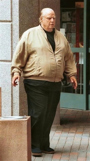 Can you guess who he is? 💔😱 Once a silver-screen heartthrob, this iconic actor is now almost unrecognizable. 🤯 His transformation and life story are as captivating as his career. 👀👉 Tap the top comment to uncover his identity! ⬇️⬇️⬇️ | The American Brief