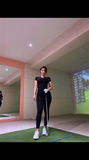 Golf Swing Practice in Indoor Gym with Advanced Metrics