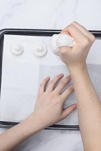 Vanilla Meringue Cookies – light, crisp, and delicately sweet. The perfect melt-in-your-mouth treat! 🥄✨ Recipe link in the comments! #cookies #easyrecipes #homebaking | Rasa Malaysia