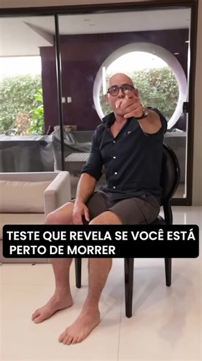Dayan Siebra on Instagram: "Você pode ter 50 anos no documento, mas seu corpo pode estar funcionando como se tivesse 30… ou 80. A idade biológica não está no RG, está nas suas células, nos seus músculos e no seu reflexo. E existem 3 testes simples que revelam exatamente isso, o verdadeiro ritmo do seu envelhecimento. Primeiro: sente na cadeira e tente tocar os pés sem dobrar os joelhos. Se conseguiu, seu corpo ainda é jovem. Segundo: abra e feche a mão 10 vezes em 10 segundos. Se sentiu fraqueza