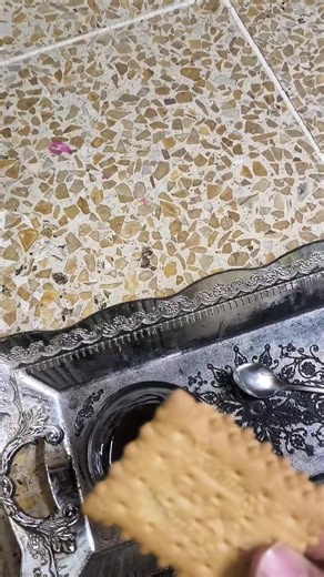 ‏الفرق بينك و بين اخوك الصغير