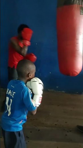 Lightning-Fast Heavy Bag Combos! 🥊🔥 #HeavyBag #FastHands #Boxing