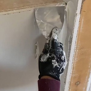 25K views · 352 reactions |  Drywall Shorty showing us how it's done, taping angles with an L5 Joint Knife   "Up close hand taping an angle. As you can see I’m using lots of mud and my tape is pre-folded to make sure it’s sharp. If your having air pockets aka blisters behind your tape make sure you're using ample mud and it’s not too thick. I’m using a Level5 Tools knife, paper tape and an all purpose to tape with."  | LEVEL5 Tools | Facebook