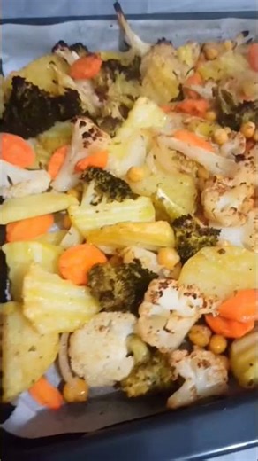 THESE VEGETABLES EXPLODE IN FLAVOR WHEN THEY COME TOGETHER IN THE OVEN 😋🥕🥦