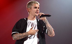 Justin Bieber walked off the stage after asking fans to stop screaming: http://share.ew.com/cW39Ivy 😳 | Entertainment Weekly