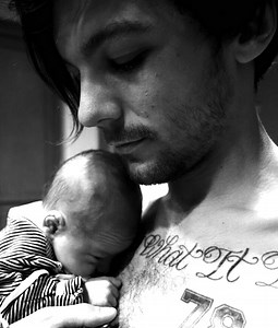 Louis Tomlinson’s Baby Mama Posts an Adorable Photo of Their 4-Month-Old Son Freddie!