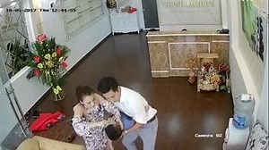 Toàn cảnh vụ Sơ cứu con trai lúc nguy kịch vì bé sốt quá cao và chuyển sang co giật và hôn mê ngừng thở . - camera nơi spa của mẹ cháu ghi lại đc. -đây cũng là lời cảnh tỉnh cho các bậc cha mẹ khi chăm con nhỏ bị sốt. Khi cháu bắt đầu hôn mê thì bố vừa về đúng lúc để kịp thực hiện sơ cứu tức thì.Nếu chỉ chậm 1 phút nữa thì ko thể cứu đc bé. - Sau khi đc Hà hơi và ép ngực thì bé đã ọc đc đờm và nước ra từ miệng thì mới thở lại đc. => Qua đây để cảnh tỉnh những ông bố bà mẹ đang nuôi con nhỏ rằng 