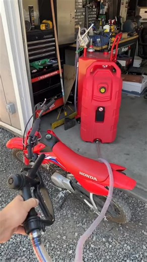 Encore Influence(安可互动) on Instagram: "Smart gas can, smarter work. This spill‑proof, anti‑vapour can features precision pour, safety lock, and fuel-level visibility—designed to save time and keep your shop clean. Fill, store, pour, repeat. ⛽️🔒 @temu ➡️ Click link:https://app.temu.com/k/pfoa68qn047 or search my code 🔍kbb5864 on the Temu App to get the extra discounts with qualifying orders! #temu #temufinds"