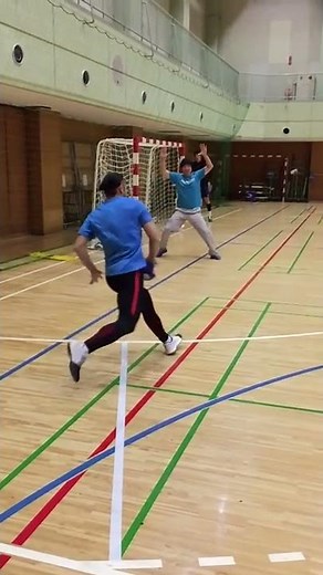 【ハンドボール・サイドシュート】高くジャンプし手の外側を打つ遠め上