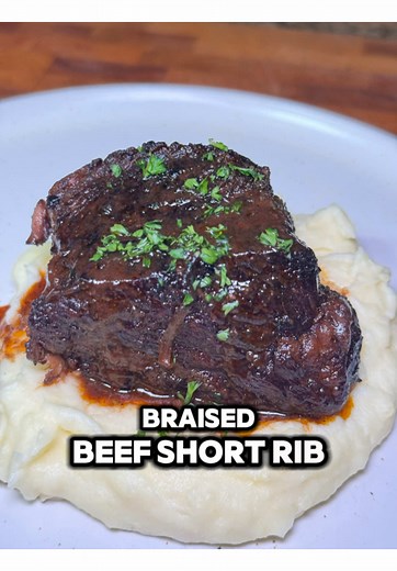 🥩 BRAISED BEEF SHORT RIBS (CAST IRON) Ingredients •\t1 Bottle of Red Wine I used @Snoop Dogg red wine •\tBeef short ribs \t•\tHeavy Hitta Rub or Salt, Pepper and Garlic \t•\t1 bottle red wine \t•\t1 L beef stock (homemade or high-quality store bought) \t•\t4 shallots, sliced or 1 Onion 🧅 \t•\t4 cloves garlic, crushed \t•\t2 tbsp tomato paste \t•\t2 carrots, chopped \t•\t2 celery stalks, chopped \t•\tFresh rosemary \t•\tFresh thyme ⸻ 🔥 Method \t1.\tReduce the wine Add the entire bottle of wine