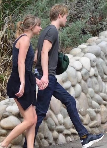 The way travis hold her hand #taylorswift #traviskelce | Gossip and Seleb Zone