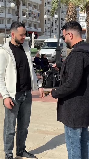 Taron Stepanyan on Instagram: "Գուցե ես էլ օգնության կարիք ունեմ, բայց ընտրում եմ առաջինը օգնել:😂Բարի և անփորձանք օր բոլորիդ, իմ հումորասեր հետևորդներ։😊🫶🏻#humor #rec #popular #help #full"
