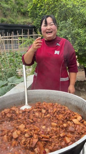 今天霞姐家要来一百多人，不知道这一锅肉够不够吃#农家味 #我的乡村生活