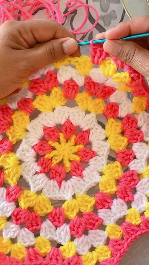 Hermosa carpeta tejida a crochet 🧶 #tapetes #tejidos #carpetas #Crochet #tejidoamano #ganchillo #reels #love #fyp #yarnlove #🧶#😇😇 | Ideas de Crochet Fácil