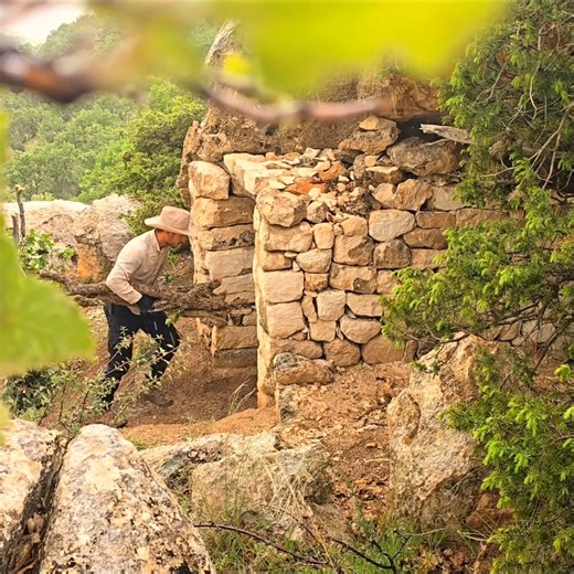 Buils stone shelter in wilderness - Bushcraft survival camping #fire #survival #winter #campinglife #diy #craft #camping #shelter #diyprojects #wintercamping #snowstorm #wilderness #mountain #wildlife #primitive #wild #nature #cave #bushcraft #UNDERGROUND #asmr #adventure #extreme #dugout #stonedugout #outdoors #heavyrain #underground #cooking #Documentary | Dawid Outdoor Adventures