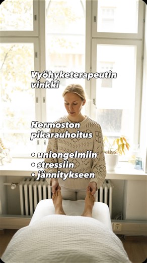 R O S A | perimä ja tunnekehoterapeutti - vyöhyketerapeutti on Instagram: "✨Hermoston pikarauhoitus kannattaa tehdä✨👇🏼 ✅ Ennen nukkumaan menoa - nopeuttamaan nukahtamista ja vähentää yöheräilyä ✅ Kun stressaa paljon jokin asia - sivelyn jälkeen stressi lieventyy ja asian voi nähdä realistisesti, helpottaa paljon päätöksen teossa Jos tätä testaat itselle tai lapselle tule kertomaan miten kävi?🥰 👇🏼Tässä ohje - Sivele pikkurillin sisänurkkaa noin 1 min Sama toimii pikkuvarpaan sisänurkasta! ⭐️