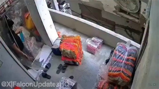 🇮🇳 😱📹HOMBRE MUERE TRAS CAER DE BALCÓN MIENTRAS TOMABA DESCANSOVIDEO VIRAL MUESTRA CÓMO UN SIMPLE MOMENTO DE REPOSO TERMINÓ EN TRAGEDIA FATAL⚠️¡SIGUE @ULTIMAHORAENX PARA MÁS!Un hombre salió al balcón de un edificio para tomar un breve descanso. Al intentar sentarse perdió el equilibrio y cayó al vacío muriendo en el acto. El incidente quedó registrado en cámaras de vigilancia y el video se viralizó rápidamente en redes con miles de vistas. Según observadores el lugar corresponde a India por e