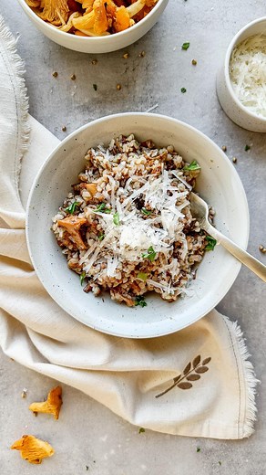 Dagens favoritt er vår vri på risotto - nemlig BokhveteOtto🌿 Både litt smartere, og sunnere, og like enkelt å lage. Her har vi tilsatt kantareller, men prøv gjerne med andre smaker som feks soltørkede tomater, asparges eller annen sopp. Vi utfordrer deg uansett til å prøve en ny vri basert på bokhvete - litt mer smak og krønsj med denne varianten. Spis den alene eller som tilbehør😍 Du trenger (2 porsjoner): 1 sjalottløk, finhakket 1 fedd hvitløk, finhakket 1 pose Bokhvete boil-in-bag Det Glute