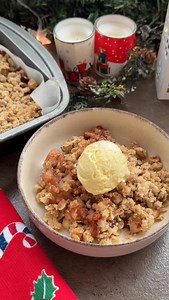 🤍APPLE CRUMBLE🤍 Topli dezert od jabuka sa hrskav koricom je idealan za ove hladne dane, a miris cimeta i jabuka vraća toplinu u vaš dom✨ Super je što ga možete napraviti i u posnoj verziji🥰 @wfc_serbia Sastojci: •6 većih jabuka •sok od pola limuna •50g šećera •3 kašike cimeta •2 kašike brašna •400g glatkog brašna •80g smeđeg šećera •100g ovsenih pahuljica •1 kašika cimeta •150g istopljenog putera •sladoled od vanile Priprema: •Jabuke oljuštiti i iseći na kockice, pa ih pomešati sa limunovim s