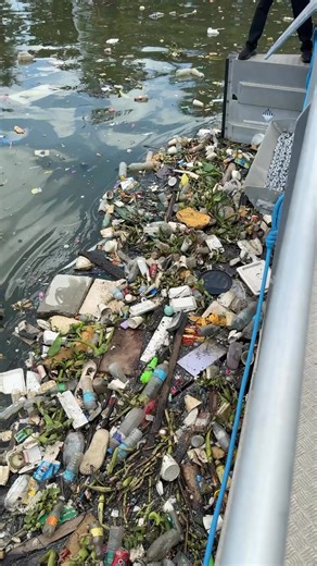 The Swiss Embassy embarks on a journey with the #CircularExplorer The Circular Explorer is a 100% solar-powered recycling catamaran, designed to recover marine plastic waste in the world’s oceans and rivers. It is currently operated by @holcimph in the Manila Bay, here in the Philippines. Each day it collects an average of 500kg of marine litter and transforms it into new resources or alternative energy sources together with local recycling partners. The Swiss Embassy staff took turns in volunte