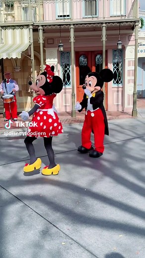 Mickey and Minnie Dancing on Mainstreet USA in Disneyland!