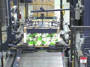 Lantech S2500 Automatic Stretch Wrapper With Edgeboard Applicator