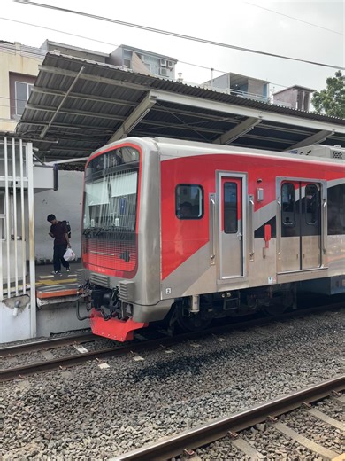 Kai Commuter CLI-225.2000 Series menunggu antrian sinyal aman berangkat stasiun tebet #kaicommuter #kai #krl #krlinka #fyppppppppppppppppppppppp