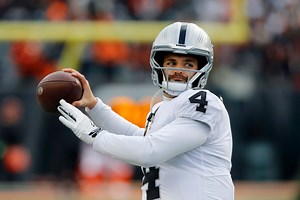 How Derek Carr's Twitter approach shows a healthy way for athletes to use social media