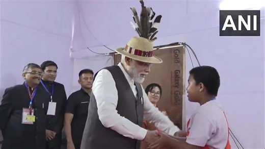 #WATCH | Manipur: PM Modi being welcomed in Churachandpur as he arrives in the city. PM will lay the foundation stone of multiple development projects worth over Rs 7,300 crore at Churachandpur today. The projects include Manipur Urban Roads, drainage and asset management improvement project worth over Rs 3,600 crore; 5 National Highway projects worth more than Rs 2,500 crore; Manipur Infotech Development (MIND) project, Working Women Hostels at 9 locations, among others. Narendra Modi N Biren S