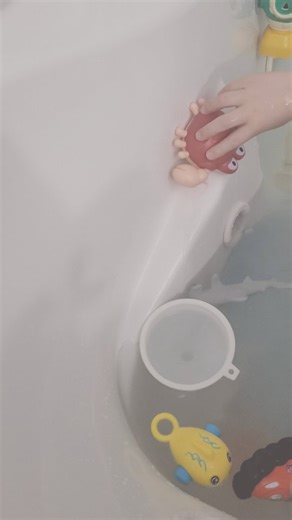 𝑳𝒊𝒔𝒂 🇨🇦 | Motherhood, Unscripted on Instagram: "Saving my mirror one bath at a time. Sharing the shortcuts as I go. Brushing teeth in the bath?? Heck to the yes! This is a corner I will always cut. I don't even care if it means sipping bath water to rinse their mouth after 😅 Who's with me?? [ motherhood mom toddler kids under 5 two and four family parenting hacks shortcuts simple unfiltered bathtime bedtime routine toothbrush Toothpaste ]"