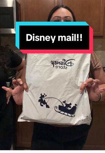 I love this purchase SO MUCH! @Dooney and Bourke This is such a beautiful bag! #disneyadult #dooneybourkepurse #disneyonline #fyf #disneyparks