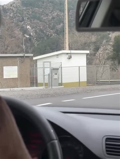 Aero Alliance Care on Instagram: "Ya conocías del sistema (WSPS) 🚁⚡ Cuando un helicóptero toca cables eléctricos… cada segundo cuenta. En este video se observa un escenario real: impacto con cableado, una de las amenazas más peligrosas en operaciones a baja altura. ✅ Lo que marcó la diferencia es que la aeronave aparentemente contaba con un Cable Cutter / Wire Strike Protection System (WSPS), un sistema diseñado para cortar o desviar cables y reducir el riesgo de que se enreden en el rotor o en