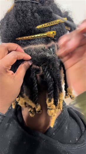 Loc retwist with two strand twist #locretwist #twostrandtwist #locretwistandstyle #fyp #locs