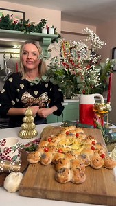 CHRISTMAS TREATS from today’s @thismorning 🎄 🤶 Which is your favourite? 🥖🎄🫕 tear and share tree bread with Camembert 🔴 reindeer rocky road 🍫 choccy ball Xmas puddings ⭐️ holiday bark ⭕️ brownie cream wreath Head to the website to get all 5 easy and delicious recipe, did you catch the show today? If not you can watch it on catch up. Thanks to the awesome team as always @rhianeleri @rhianthomas777 @juliet_bacon @evasayer_ 🖤 my fab jumper is from @loveandroses ✨ | Juliet Sear