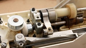 Eccentric mechanism with cam gear.