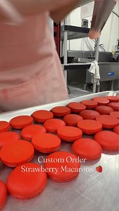 Handcrafting strawberry macarons in my small and cozy bakery 🍓✨ This special custom order was made entirely by hand — from folding the delicate almond meringue to piping each shell and filling them with smooth strawberry cream. Every macaron is created with patience, precision, and love 💕 #macarons #strawberrymacarons #smallbakery #handmade #customorder | Macamochi