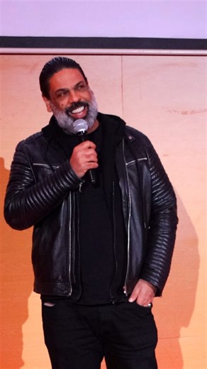 Esprit Ingénieur on Instagram: "Moez Gdiri, acteur à l’énergie communicative, a électrisé la scène du TEDx ESPRIT avec une vision audacieuse de l’entrepreneuriat théâtral. Entre intensité, présence et maîtrise de l’émotion, il a montré comment les codes du théâtre peuvent transformer un entrepreneur en véritable leader capable de captiver, convaincre et marquer les esprits. Une intervention rythmée et percutante, où l’art de la scène devient un moteur d’impact, d’audace et d’action. 🎭🔥 #TEDxES