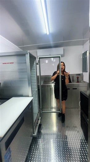 🔥🚛 Hoy te enseñamos un tráiler de 30 pies en solo 60 segundos ⏱️ Acompáñanos a recorrer este full trailer súper full equipado 🤯✨ para que veas todo lo que sí cabe dentro de estos trailers tan espaciosos, funcionales y poderosos 💪🍔🌮 Cada rincón está pensado para trabajar cómodo, rápido y llevar tu negocio al siguiente nivel 📈🔥 Porque cuando el tráiler es grande, los sueños también lo son 💭🚀 👀 Dale play ❤️ Guarda este video 📲 Y escríbenos si tú también quieres el tuyo Somos La Patrona 