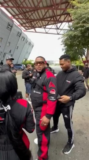 6ix9ine Llega al Inicio Del Planeta de Alofoke Dice Que Quiere Participar Para Ganarle a La Fruta