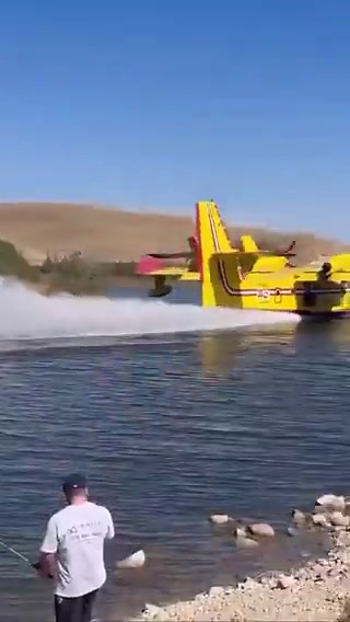 The sky's original firefighter: the CanadairCL-215. 🔥Nicknamed the "Super Scooper," the CL-215 was the first aircraft purpose-built for aerial firefighting. It could skim a lake, scoop up over 1,400 gallons (5,443 liters) of water in just 12 seconds, and drop it over a wildfire - all without landing.📹: apt_ic