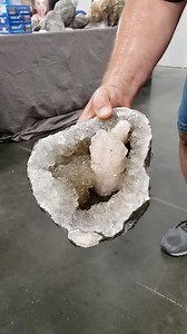 Part 2 from yesterday’s video. #fabulouskeokukgeode #geodecracking #geode #gemandmineralshow #smokyquartz #calcite #lotsofwater #pyrite #quartz #missouri #virginia #viral #pink | KeokukGeodes