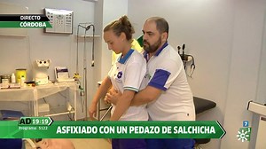 1.4M views · 1.7K reactions | ¿Sabes cómo actuar en caso de #atragantamiento? Un niño de 5 años falleció este lunes en #PalmaDelRío (#Córdoba) tras atragantarse con un pedazo de salchicha. Andalucia Directo señala, con la ayuda de un sanitario, los alimentos que esconden peligro para los más pequeños y las maniobras que hay que realizar si lo presenciamos. #AD completo▶csur.red/alx630liGxw | CanalSur Radio y Televisión | Facebook