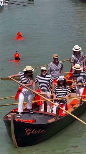 This is the Vogalonga, one of the most iconic rowing events in Venice 😎💚