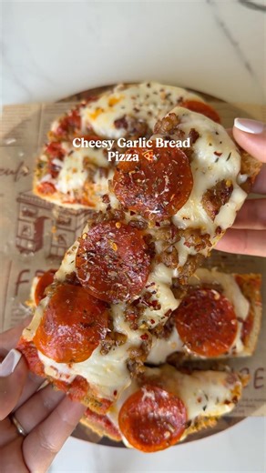 Italian Sausage & Pepperoni Garlic Bread Pizza 🍕 #italiansausage #garlicbread #pizza #pepperoni