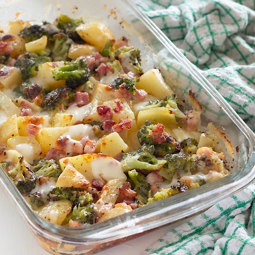 PASTICCIO DI PATATE E BROCCOLETTI di CuciniAmo con Chicca filante e saporito! 🥦😋❤ INGREDIENTI: Patate 600 g Broccolo 220 g Besciamella 300 g Pancetta 100 g Parmigiano Reggiano DOP 30 g Scamorza 100 g Pangrattato q.b. Olio evo 1 cucchiaio PROCEDIMENTO: Pulisci il broccolo, taglia le cimette e sbollentalo in acqua salata per 3 minuti. Poi sbuccia le patate e tagliale a pezzi non troppo grandi. Distribuisci un po' di besciamella sul fondo di una teglia adatta alla cottura in forno, disponi le pat