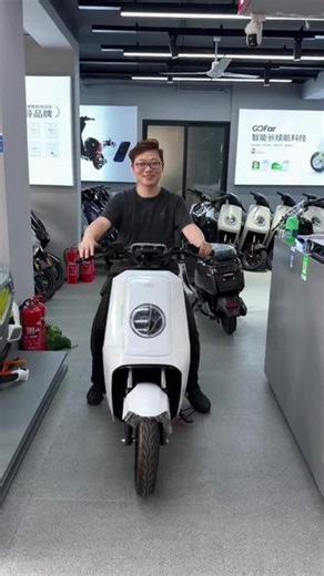 小牛NST one 经典N系血统，全新NST登场。越级安全配置，全系TCS防滑加持；全场景智能交互，方寸仪表执掌前路；轻巧身形，自在奔赴城市每一处风景……#小牛电动 #上海小牛心动季 #小牛电动车 #小牛就是牛