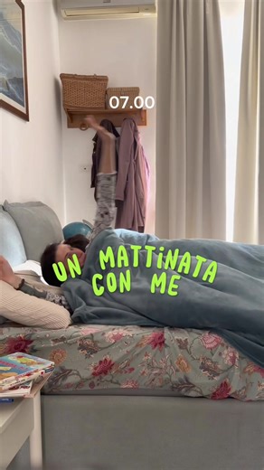 Questa è la parte della mia giornata che di solito non si vede✨ In una mattina qualsiasi succede più o meno questo: mi sveglio, preparo la colazione, preparo i bambini per la scuola, sistemo casa, rispondo a mail e messaggi di lavoro, registro ricette, organizzo i contenuti dei prossimi giorni, incastro le lezioni all’università, studio, preparo i pasti per noi e a volte mi alleno (più o meno 3 volte a settimana). Ci sono giorni in cui registro più ricette perché so che nei giorni successivi avr