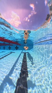 What’s often overlooked is how difficult and important the period right after the peak actually is, especially when another major goal is already ahead. After a big event, the body is tired, but the mind is usually even more drained. Adrenaline drops. Structure disappears. Motivation feels inconsistent. Many swimmers either stop completely for too long or jump back into hard training too quickly. Both slow down long-term progress. The most effective way back into training is progressive re-engag