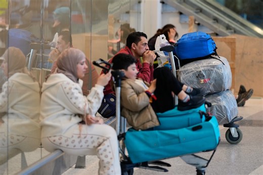 Ataque a Irán deja varados a cientos de miles de viajeros por interrupciones de vuelos
